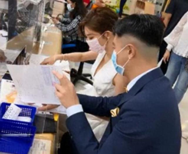 8岁吴亚馨晋升人妻，与上海男友领证画面曝光曾