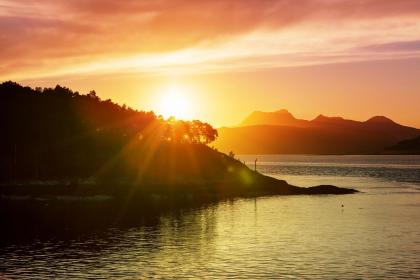 019年八月十八出生的双胞胎女孩起名禁用什么字，五行属什么"