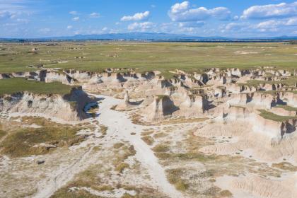 019年4月28号出生的双胞胎男孩起什么名字比较好，五行属什么"