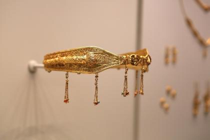 019年7月25号丑时出生的男孩怎么起名字，五行属什么"