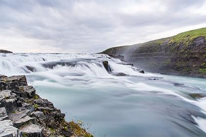 019年7月25号酉时出生的女孩起什么名字好，五行属什么？"
