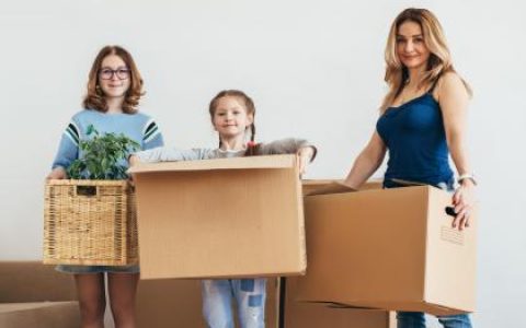 2019年8月28丑时出生的女孩有什么推荐名字，五行属什么