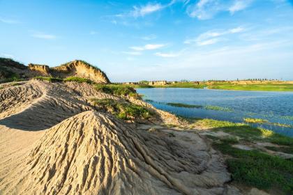 019年7月28号酉时出生的女孩怎么起名，五行是什么？"