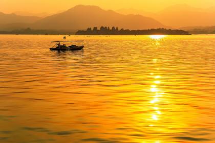 019年九月二十六出生的双胞胎女孩怎么样起名，五行属什么"
