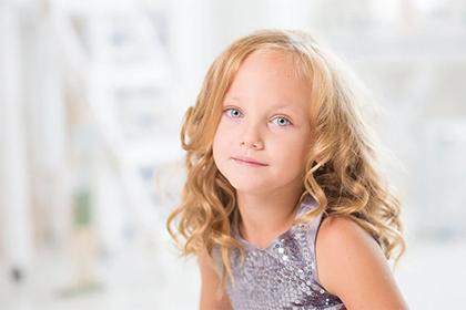 019年7月12号酉时出生的女孩该怎么起名，五行是什么。"